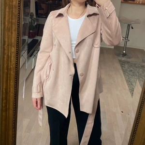 Zara mockakappa - Säljer min kappa i mocka från zara som är använd ett fåtal gånger och är i fint skick. Köpt för 549 kronor och är i storlek XS men ganska stor i storleken. 