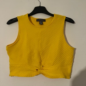 Gul crop top - Gullig gul crop top använd endast ett par gånger. stretchigt material. 