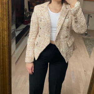 Kort blazer - Säljer en kortare blazer i storlek S, aldrig använd. I fint skick och fin passform. 