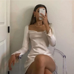 princess polly klänning - En jätte fin klänning som jag köpt här på plick, den används inte så därför säljer jag den. Den är i storlek 32 men sitter som en 34, nästan aldrig använd!!❤️❤️