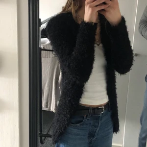 Svart mysig kofta  - Jättefin svart kofta. Mysigt material, inte stickig! Storlek 134-140 men passar mig som är en xs-s. Kontakta mig vid frågor eller intresse!☺️