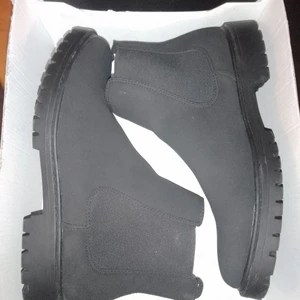  Pier One Stövletter - Märket på Stövletterna är Pier One. Helt oanvända i gott skick. Ser helt nya ut och stövletterna har inga skador eller fläckar. Används knappt. Färgen på stövletterna är svart. Storleknen är 45, ganska stora stövleter men passar ganska bra! Moderna stövletter som kan passa dig inför vintern eller våren. 