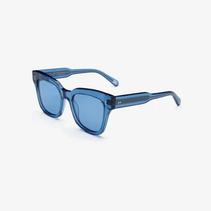Chimi eyewere  - Superfina chimi solglasögon med tonat blå aktigt glas, modellen är 005 acai! Skriv till mig för fler bilder!! Finns en liten skada på glaset därav priset, helt oanvända och köpta i butik💗💗 