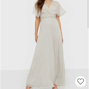 Beige långklänning - En beige långklänning, aldrig använd! inköpt till studentbalen för 600kr men passade inte mig så säljer du för 300kr.