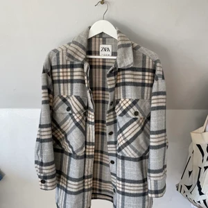 Shortjacka  - En shortjacka från Zara som är en bra och fin vår jacka,använd några gånger men ändå i bra och fint skick 