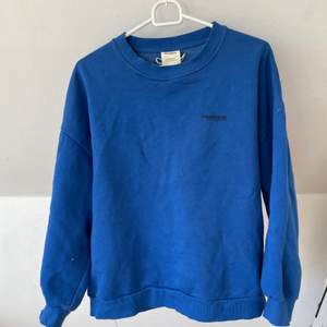 En blå sweatshirt från pull and bear,använd få tal gånger och är i bra skick i storlek M