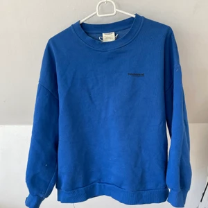 Sweatshirt - En blå sweatshirt från pull and bear,använd få tal gånger och är i bra skick i storlek M