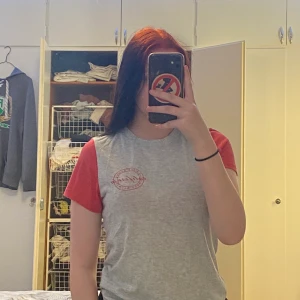 T-shirt - Grå och röd t-shirt, va min favorit tröja innan och slutade avnäda den sen för jag tröttnade på den, fortfarande bra skick och skön