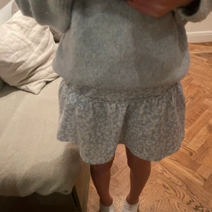 Zara kjol👑 - En super fin zara kjol som inte går att köpa längre i storlek 10-11ÅR men denna kjol är stor i storleken så passar folk som har XXS -S fint sick!😻💞