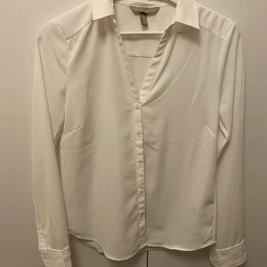 Vit skjorta - En vit skjorta, slim-fit modell. Passar perfekt under en kavaj, den är tunn i tyget. Strl 34! 