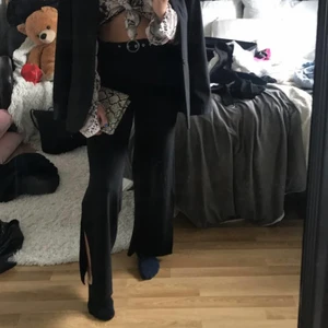 Svart vida byxor - Svarta, långa och vida byxor med ett silver ”skärp” i midjan. Skriva för mer bilder:)