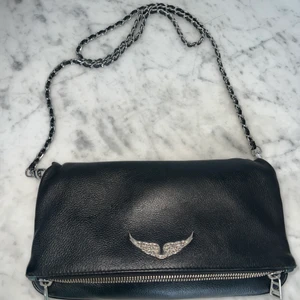 Zadig väska - Säljer nu denna zadig väskan!!!❤️‍🔥❤️‍🔥❤️‍🔥 Köpte den för ca 1 år sedan ny i butik och man ser knappast tecken på användning! Det ingår ett långt och ett kort band. (Det långa syns på bild 2)❤️‍🔥köp direkt 1600 eller buda❤️‍🔥