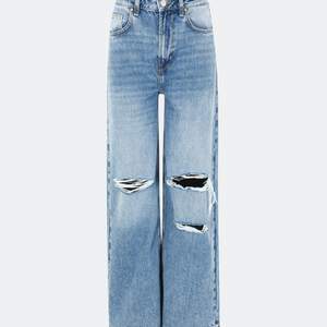 Säljer mina blå tower wide jeans från bikbok då dem inte kommer till användning längre! Dem är sparsamt använda och väldigt fint skick. (Lånade bilder från hemsidan, skriv privat för fler bilder) 😊💕