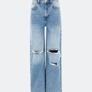 Blå wide jeans  - Säljer mina blå tower wide jeans från bikbok då dem inte kommer till användning längre! Dem är sparsamt använda och väldigt fint skick. (Lånade bilder från hemsidan, skriv privat för fler bilder) 😊💕