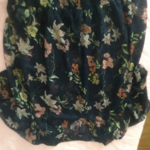 Zizzistrl L - Blåblommig tunn tröja halv arm