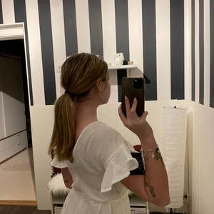 Slutsåld ombloggad klänning  - Jättefin vit sommarklänning som passar perfekt till studenten!! Band i midjan som man kan välja att knyta fram eller bak. Klänningen är oanvänd och har lapparna kvar. Nypris 399kr. För fler bilder skriv! Skickar även spårbart om så önskas!!