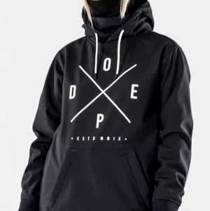 Dope jacka - En helt oanvänd jacka som köptes för 1500kr. Jag säljer den för 750kr pris går att diskuteras. Det är en strl L men den är lite liten i storleken 