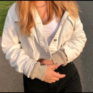 Vit croppad jeansjacka strl M - Vit croppad jeansjacka från bik bok storlek M, men skulle säga att den sitter bäst på xs-s! Några Supersnygga slitningsdetaljer💘  går att tvätta i tvättmaskinen, 100% bomull! 