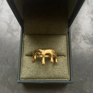 Ring från safira - Säljer denna coola ring från safira. (Guld) 