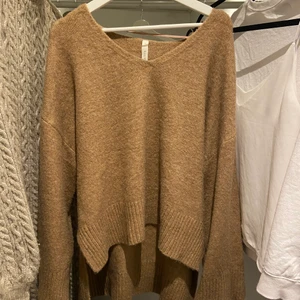 Stickad tröja  - En beige/brun stickad tröja med vida armar, lite längre baktill än framtill vilket blir en snygg detalj tycker jag. Tyvärr är den för stor för mig därför säljer jag den, 150kr + frakt, priset går att förhandlas. Strl S.