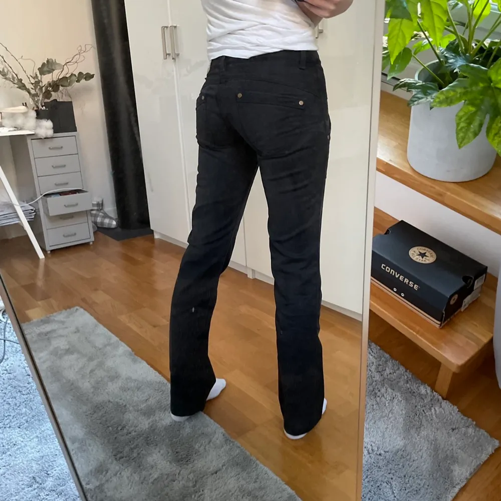 Säljer dessa jätte fina lågmidjade jeans då dom är lite för små för mig. Storlek 26 i midjan, står inte storlek i längd men skulle gissa på 32 eller 34. . Jeans & Byxor.