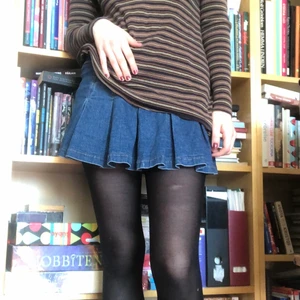 Supercool jeanskjol med bälte! - En jättefin 2000-tals jeanskjol som passar bra till det mesta! Skriv för fler frågor💕