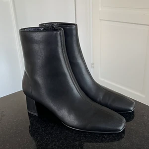 Svarta klack boots  - Ett par skit snygga skinn(inte äkta)  boots med klack. ALDRIG använda. Från NAKD 
