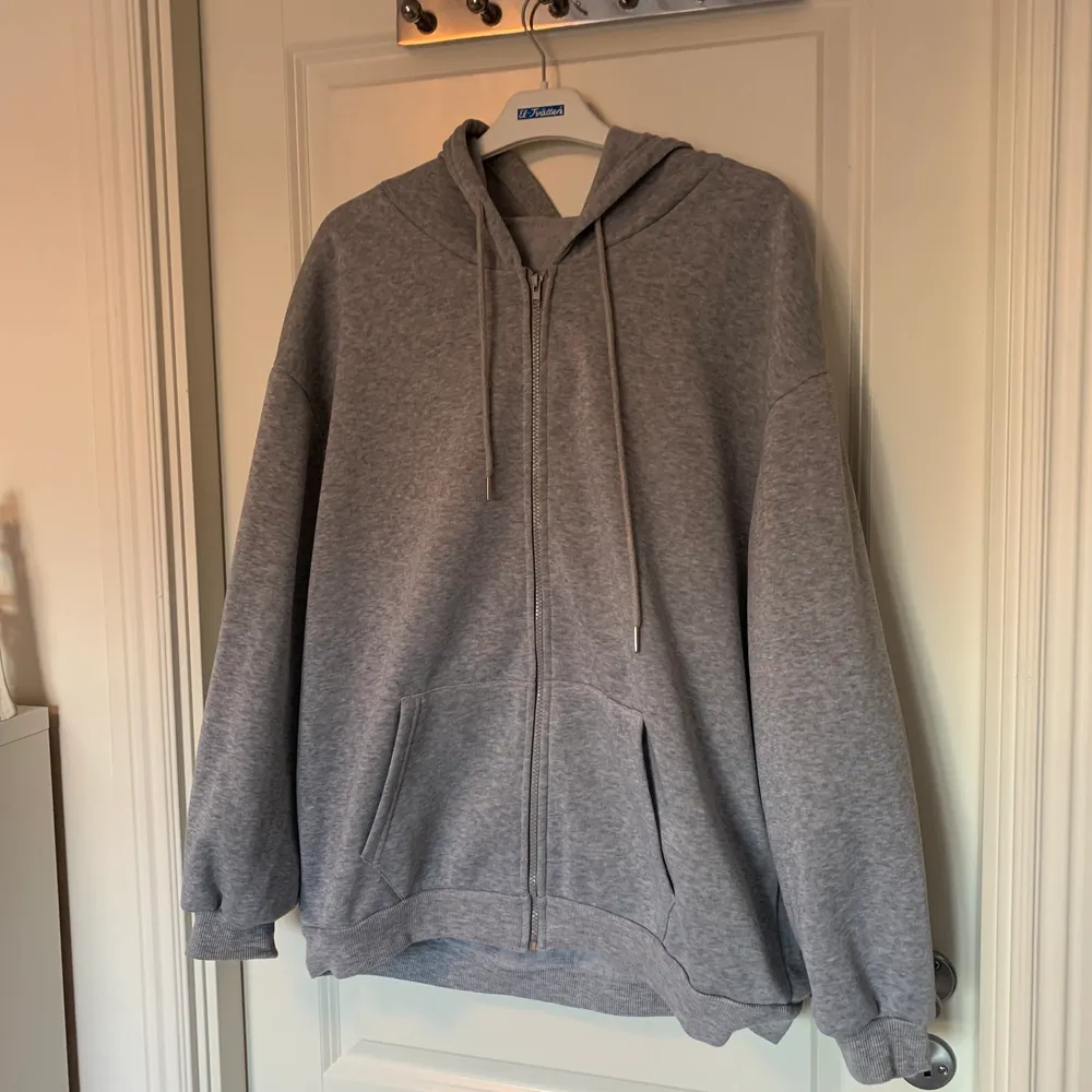 Grå oversized hoodie från Shein i storlek S. Ej använd, väldigt mjuk inuti! . Hoodies.