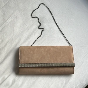 Aftonväska  - En snygg elegant väska från märket ”dorothy perkins”! Användes en gång på balen, mycket bra skick!✨ avtagbar kedja. Färgen är ljusbeige med ljusrosa kontraster! 