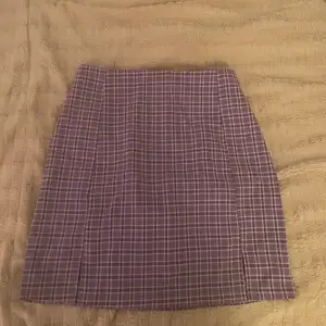 Fin lila rutig sommar kjol som är fin och använd 1 gång men säljer för den är för stor💜💜 fint skick och hade gärna använt om den passa💜