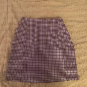 Lila sommar kjol - Fin lila rutig sommar kjol som är fin och använd 1 gång men säljer för den är för stor💜💜 fint skick och hade gärna använt om den passa💜