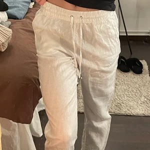 Linnebyxor - Superfina vita linnebyxor från hm med fickor och knyt i midjan. Aldrig använda! 💖 jag är 170 som referens. Om många är intresserade blir det budgivning ☺️