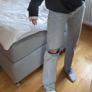 Raka och långa jeans med hål på ena knät i en ljus tvätt! Inte använda mycket och i bra skick!! Innerbenslängd 85cm. Frakt tillkommer!