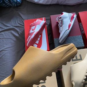 Yeezy slide ochre - Yeezy slide ochre, helt nya, Size 46 men passar dig som har 43/44, pris 1300 + frakt