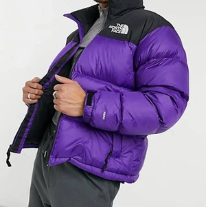 Söker dennna jacka! - Letar efter en North face 1996 retro nuptse i denna färg (lila), storlek XS. Skriv här eller på snap: bagheeraberglun om du har en. Finns i Stockholmsområdet