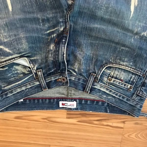 Tommy Hilfiger Jeans!  - Säljer Tommy Hilfiger Jeans. Lågmidjade. Bootcut jeans. Bilderna vart lite konstiga så skriv för fler! Frakt ingår!