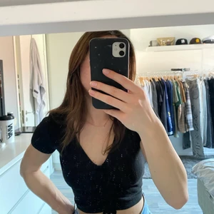 Svart tröja från Zara.  - En svart tröja från Zara med en v-ringning. 