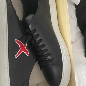 Arigato skor - Nypris 2200 Fräscha arigato skor i stl 44som är använda fåtal gånger köpta på NK i göteborg kvitto finns som ni ser priset kan diskuteras köptes för 2000kr men dom har gått up lite i pris