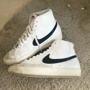 Nike Blazer - Säljer ett par Nike Blazer Mid 77, inköpta för ungefär ett år sedan, inköprs pris omkring 1100kr. I princip helt oanvända, strl 42.5. Kan gå ner i pris vid snabb affär. Har boxen kvar.