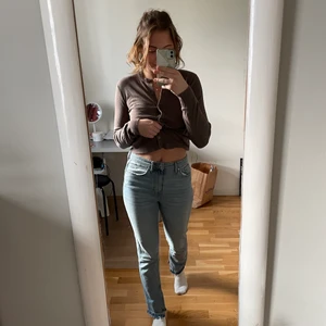Jeans - Jeans från Gina som är köpta av en annan användare här på plick. Säljer då de är för korta för mig som är 167cm, skulle passa en som är kortare, typ 160 lång. Inga defekter. Pris inklusive frakt 💗