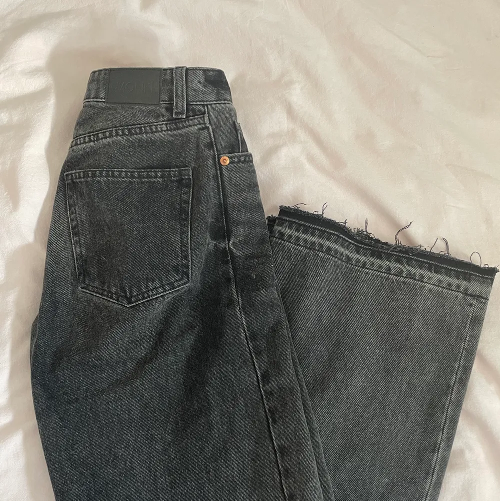 Jätte fina jeans från monki i storlek 34 passar mig i längden som är 1.70, fint skick men säljer då de inte kommer till användning. Nypris 400kr. Sitter midwaisted på mig. Jeans & Byxor.