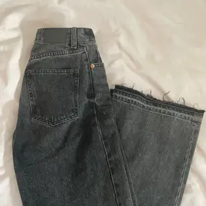 Jätte fina jeans från monki i storlek 34 passar mig i längden som är 1.70, fint skick men säljer då de inte kommer till användning. Nypris 400kr. Sitter midwaisted på mig
