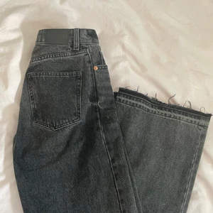 Stentvättade jeans  - Jätte fina jeans från monki i storlek 34 passar mig i längden som är 1.70, fint skick men säljer då de inte kommer till användning. Nypris 400kr. Sitter midwaisted på mig