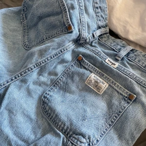 Wrangler jeans Wide leg  - Har inga hål i sig och har haft de i cirka ett år ❤️