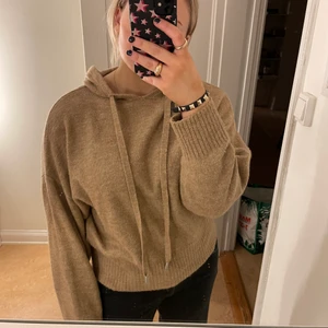 Stickad hoodie - Superfin stickad Hoodie köpt på hm för nåt år sen, men inte kommit till användning så i jättebra skick!