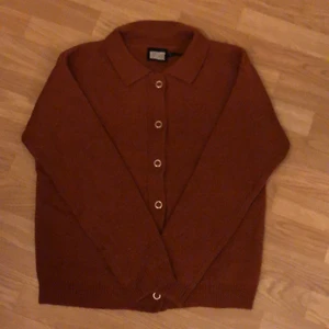 Fet kofta  - jätte fet orange kofta i storlek M. köparen står för frakt 💚