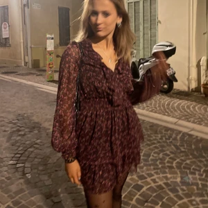 Zara klänning😍 - Skit snygg zara klänning som är helt slutsåld! Fin att ha till fest och till sommaren!❤️❤️frakten ingår ej! Köpt direkt för 400kr❤️