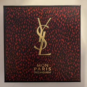 Ysl parfym + kroppskräm/handkräm - Den är i 30 ml och doftar HIMMELSKT. Den är stark så lite räcker en lång väg, inte alls huvudvärk framkallande utan mer söt och mogen men ganska feminin ändå. Den har en fräsch underton och varar i TIMMAR! Den är inte använd då jag fick den i present när jag redan köpt en annan flaska själv.