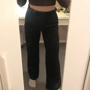 byxor från nelly - Ett par assköna svarta byxor från Nelly. Dom är i storlek S, bra i längden. Passar även M minst lika bra! 50kr + frakt!