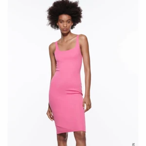 Zara klänning - Säljer min Zara klänning då den dessvärre aldrig kommer till användning. Använd endast 1 gång